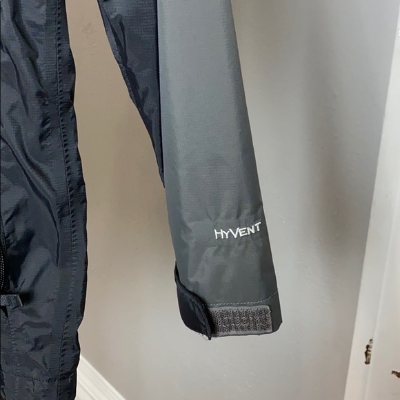 The North Face #267 Boys Hyvent Hooded Jacket - Picture 2 of 7